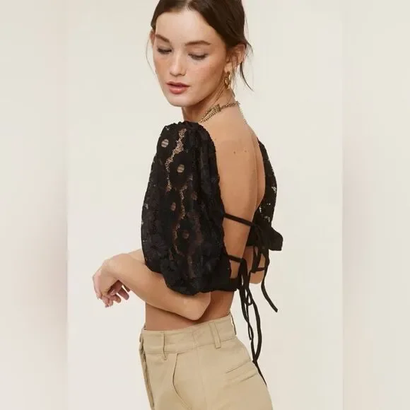 947. TWIST CROP TOP WITH PUFF LACE SHORT SLEEVES- BLACK - Picture 3 of 5